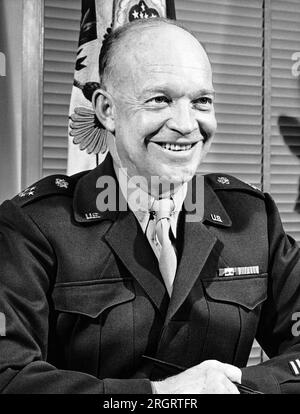 Washington, D.C.: 7 dicembre 1945 il nuovo Capo di Stato maggiore, generale dell'esercito Dwight D. Eisenhower, posa per la telecamera prima di assumere i suoi nuovi compiti. Foto Stock