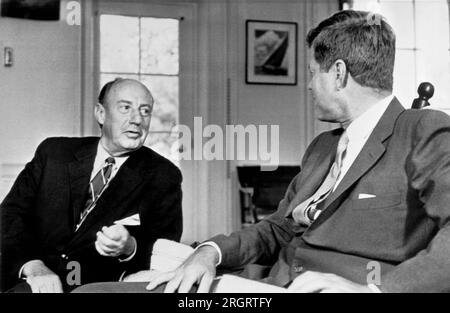 Washington, D.C.: 3 agosto 1961 Adlai Stevenson, ambasciatore degli Stati Uniti alle Nazioni Unite, riferisce oggi al presidente Kennedy alla Casa Bianca sul suo recente tour in Europa. Foto Stock