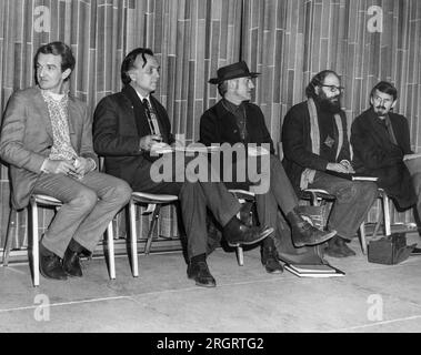 Buffalo, New York: 8 marzo 1968 lettura di poesie all'Università di Buffalo con L-R: John Weiners, Robert Duncan, David Meltzer(?), Allen Ginsberg, Robert Creeley. Foto Stock