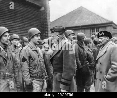 Inghilterra: 11 marzo 1944 il comandante delle forze alleate d'invasione, il generale Dwight Eisenhower, si ferma per scambiare qualche parola con gli uomini di una divisione corazzata. Il generale britannico Bernard Montgomery con il berretto è a destra. Foto Stock