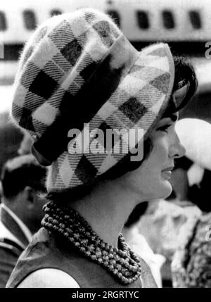 Andrews Air Force base, Maryland: 11 luglio 1961. Jacqueline Kennedy indossa un cloche alto blu e bianco a scacchi con un nastro blu coordinato intorno alla corona mentre arriva con il presidente per salutare il presidente pakastano, Ayub Khan. Foto Stock