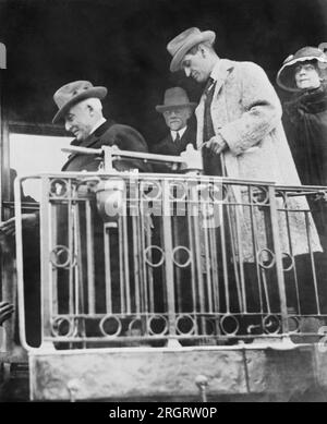 San Francisco, California: 3 agosto 1923 il presidente Harding insieme alla signora Harding, Brig. Il generale Sawyer e il segretario Christian lasciano il treno per andare al Palace Hotel di San Francisco dove il presidente è morto il giorno dopo. Foto Stock