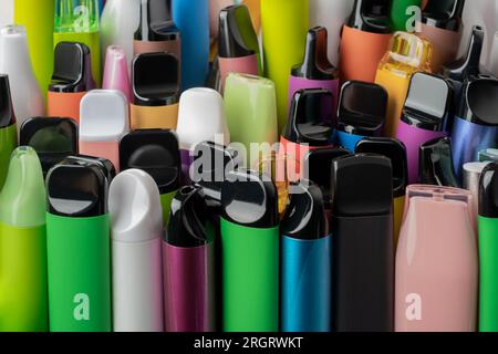 Concetto sintetico di nicotina. Varie sigarette elettroniche usa e getta. moderna alternativa fumatori, vaping e nicotina. Primo piano Foto Stock
