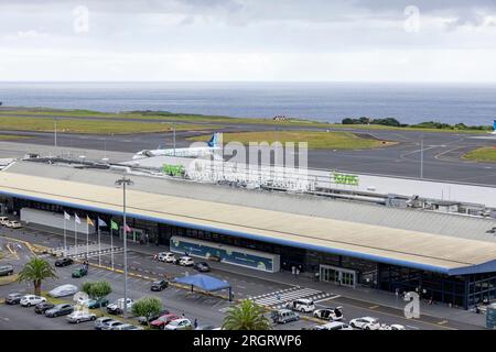 Azzorre, Portogallo - 05.08.2023: Vista sull'aeroporto di Ponta Delgada "Ana Aeroporto Ponta Delgada João Paulo II" sull'isola di São Miguel. Foto Stock