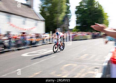 Kippen, Stirling, Scozia, Regno Unito. 11 agosto 2023. Stefan Kung corre attraverso il villaggio di Stirling di Kippen durante la prova individuale a tempo UCI Cycling World Championships Mens Elite. Kung ha concluso al 12° posto crediti: Kay Roxby/Alamy Live News Foto Stock