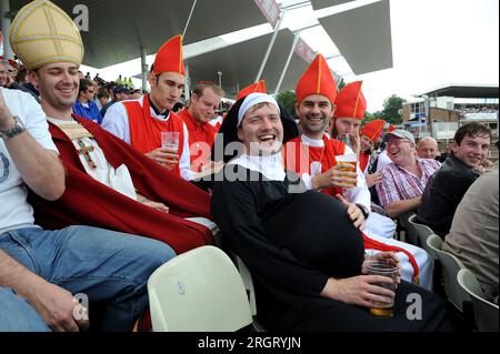 Tifosi di cricket tifosi in abiti eleganti all'Edgbaston Foto Stock