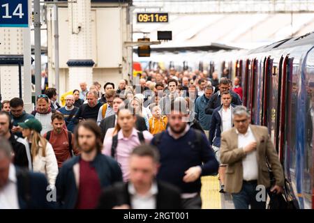 Foto del fascicolo datata 02/06/23 dei passeggeri che sbarcano da un treno alla stazione ferroviaria di Waterloo a Londra. I membri del più grande sindacato dei lavoratori ferroviari devono mettere in scena nuovi scioperi nella lunga disputa su retribuzioni, posti di lavoro e condizioni. L'unione ferroviaria, marittima e dei trasporti (RMT) ha dichiarato che 20.000 dei suoi membri in 14 operatori ferroviari usciranno il 26 agosto e il 2 settembre. Data di emissione: Venerdì 11 agosto 2023. Foto Stock