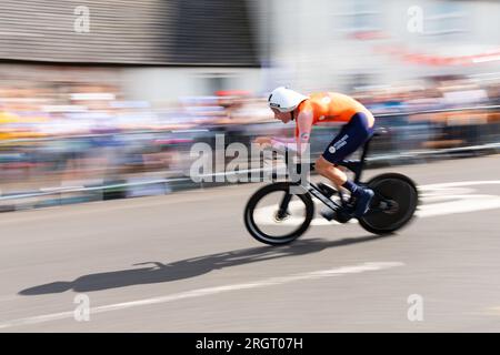 Kippen, Stirling, Scozia, Regno Unito. 11 agosto 2023. Daan Hoole corre attraverso il villaggio di Stirling di Kippen durante la prova individuale a tempo UCI Cycling World Championships Mens Elite. Crediti: Kay Roxby/Alamy Live News Foto Stock