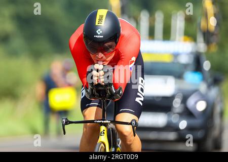 Glasgow, Regno Unito. 11 agosto 2023. Il norvegese Tobias Foss di Jumbo-Visma raffigurato in azione durante la gara d'élite maschile a cronometro ai Campionati del mondo di ciclismo UCI, a Glasgow, in Scozia, venerdì 11 agosto 2023. L'UCI organizza i mondi con tutte le discipline ciclistiche, ciclismo su strada, ciclismo al chiuso, mountain bike, corse BMX, para-ciclismo su strada e para-ciclismo al coperto, a Glasgow dal 03 al 13 agosto. BELGA PHOTO DAVID PINTENS Credit: Belga News Agency/Alamy Live News Foto Stock