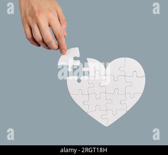 Aiuto a mano con la mancanza di un pezzo di puzzle, risoluzione dei problemi, ricerca di una soluzione. Foto Stock