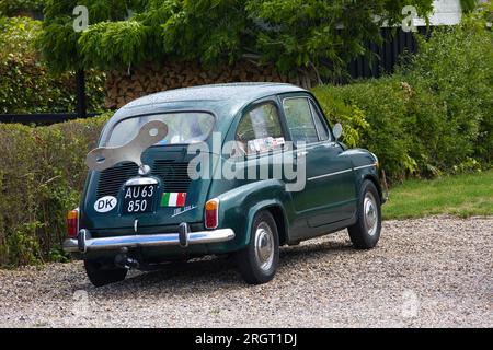 Danimarca, Middelfart - 02 luglio 2023: Buffa Fiat 600 L con un'imitazione di una chiave a vento sul cofano. Foto Stock