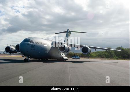 Honolulu, Hawaii, USA. 10 agosto 2023. Un C-17 Globemaster III, gestito da membri del 204th Airlift Squadron, scarica il carico il 10 agosto 2023 all'aeroporto di Kahului, Maui, Hawaii. Gli avieri della Guardia Nazionale aerea delle Hawaii hanno trasportato 37 membri del dipartimento dei vigili del fuoco di Honolulu, quattro veicoli e un carico di soccorso per aiutare le comunità colpite da diversi incendi. (Immagine di credito: © John Linzmeier/U.S. National Guard/ZUMA Press Wire) SOLO PER USO EDITORIALE! Non per USO commerciale! Crediti: ZUMA Press, Inc./Alamy Live News Foto Stock