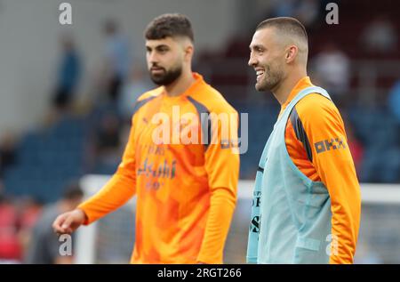 Turf Moor, Burnley, Lancashire, Regno Unito. 11 agosto 2023. Premier League Football, Burnley vs Manchester City; Mateo Kovacic di Manchester City si scalda con i sostituti credito: Action Plus Sports/Alamy Live News credito: Action Plus Sports Images/Alamy Live News Foto Stock