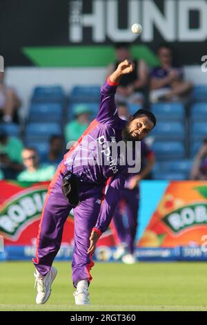 Clean Slate Headingley Stadium, Leeds, West Yorkshire, Regno Unito. 11 agosto 2023. Northern Superchargers contro Oval InvincibleÕs durante la Hundred Double Header al Clean Slate Headingley Stadium. Adil Rashid dei Northern Superchargers bowling Credit: Touchlinepics/Alamy Live News Foto Stock