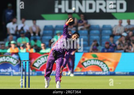 Clean Slate Headingley Stadium, Leeds, West Yorkshire, Regno Unito. 11 agosto 2023. Northern Superchargers contro Oval InvincibleÕs durante la Hundred Double Header al Clean Slate Headingley Stadium. Adil Rashid dei Northern Superchargers bowling Credit: Touchlinepics/Alamy Live News Foto Stock