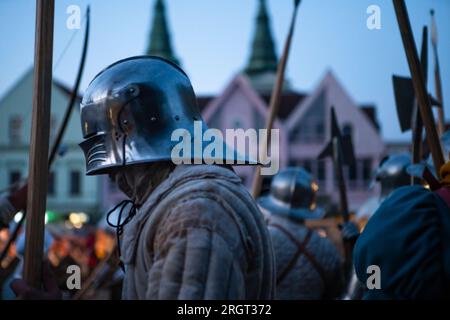 Cavalieri medievali con armatura e casco in metallo indossano una lancia durante il tradizionale restauro annuale in battaglia medievale noto come "tana di Stredoveky" a Zilina, Foto Stock