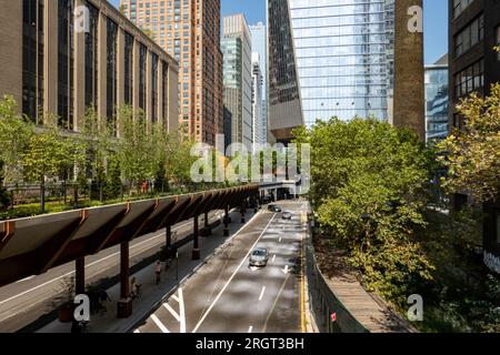 Lo sperone è una passerella rigida che collega la Highline alla sala dei treni Moynihan, 2023, New York City, USA Foto Stock