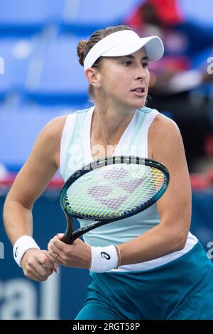 11 agosto 2023: Belinda Bencic (sui) tiene traccia della palla durante la partita del terzo turno del WTA National Bank Open all'IGA Stadium di Montreal, Quebec. Daniel Lea/CSM Credit: Cal Sport Media/Alamy Live News Foto Stock