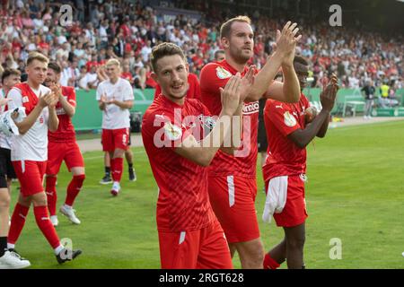 Giubilo finale Bersenbrueck, giro d'onore, calcio, DFB Cup, 1° turno principale, tu Bersenbrueck - - Borussia Monchengladbach (MG) 0: 7 l'11 agosto 2023 nello stadio Bremer Bruecke /Osnabrueck/ Germania. Foto Stock