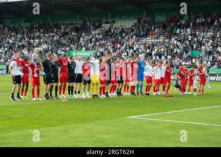 Giubilo finale Bersenbrueck, giro d'onore, laola Wave football, DFB Cup, 1° turno principale, tu Bersenbrueck - - Borussia Monchengladbach (MG) 0: 7 l'11 agosto 2023 nello stadio Bremer Bruecke/Osnabrueck/Germania. Foto Stock