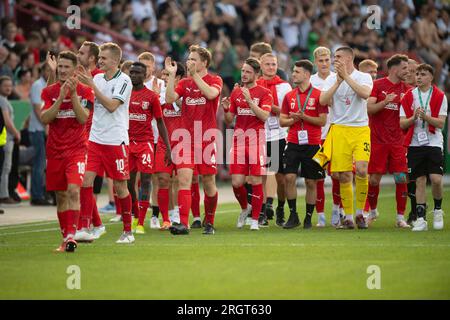 Giubilo finale Bersenbrueck, giro d'onore, calcio, DFB Cup, 1° turno principale, tu Bersenbrueck - - Borussia Monchengladbach (MG) 0: 7 l'11 agosto 2023 nello stadio Bremer Bruecke /Osnabrueck/ Germania. Foto Stock