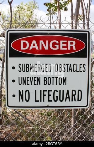 Segnale di pericolo avvertenza di pericolo di acqua e assenza di salvavita in servizio. Foto Stock