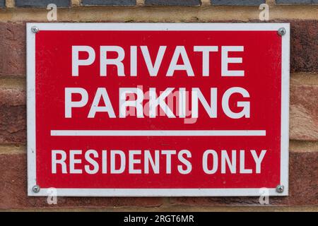 Cartello riservato ai residenti del parcheggio privato, cartello rosso e bianco all'esterno di una casa immobiliare, Inghilterra, Regno Unito Foto Stock