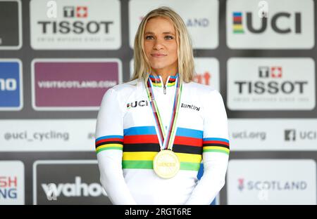 Gli USA Oksana Masters festeggiano con la medaglia d'oro dopo la vittoria nella gara femminile H5 su strada il giorno nono dei Campionati del mondo di ciclismo UCI 2023 a Dumfries, in Scozia. Data immagine: Venerdì 11 agosto 2023. Foto Stock