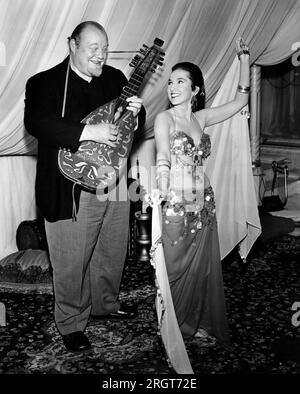 Burl Ives, sul set del film, "The Spiral Road", Universal Pictures, 1962 Foto Stock