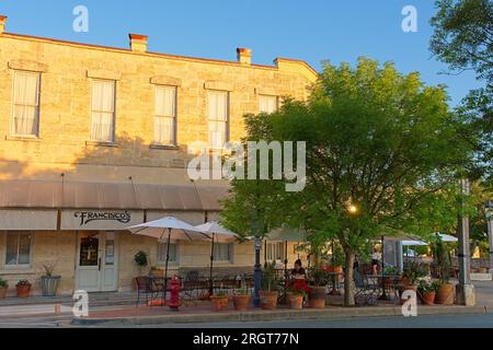 Rinomato Francisco's Bistro con patio sul marciapiede, ospitato nello storico Charles Weston Building del 1890 nel centro di Kerrville, Texas, all'ora d'oro Foto Stock