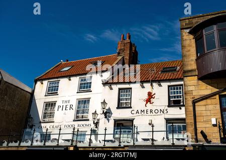 L'esterno del Pier Inn, un popolare pub nella cittadina costiera di Whitby sulla costa dello Yorkshire settentrionale Foto Stock