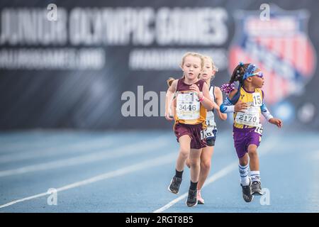 3 agosto 2023: I giovani atleti competono nella divisione Girls 1500 Meter Run 8 anni e Under ai Giochi Olimpici Junior AAU 2023 al Drake Stadium nel campus della Drake University a Des Moines, Iowa. Prentice C. James/CSM Foto Stock