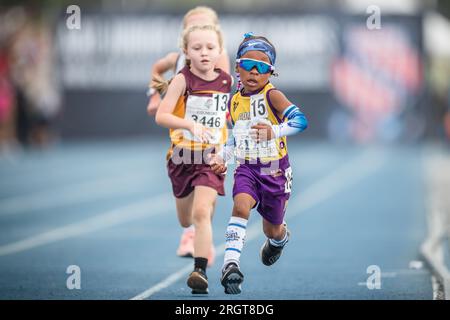 3 agosto 2023: I giovani atleti competono nella divisione Girls 1500 Meter Run 8 anni e Under ai Giochi Olimpici Junior AAU 2023 al Drake Stadium nel campus della Drake University a Des Moines, Iowa. Prentice C. James/CSM Foto Stock