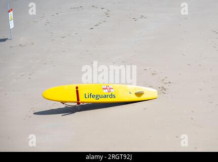 Tavola da surf RNLI, utilizzata per le emergenze marittime, sulla spiaggia di Saltburn Foto Stock