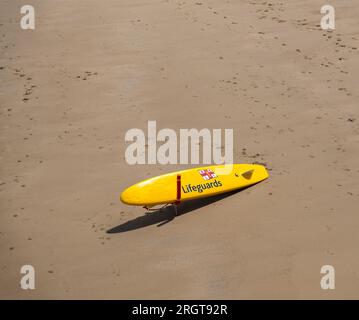 Tavola da surf RNLI, utilizzata per le emergenze marittime, sulla spiaggia di Saltburn Foto Stock