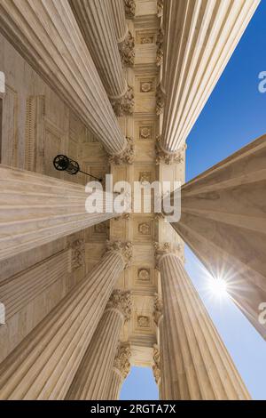 Primo piano delle colonne dell'edificio della Corte Suprema Foto Stock