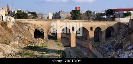 Millet Bridge, situato a Sanliurfa, in Turchia, è stato costruito nel 1903. Foto Stock