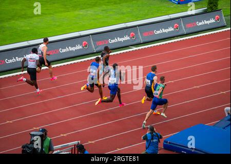 OSTRAVA, CECHIA, 27 GIUGNO 2023: Dynamic 100m Sprint male Race Image at Track and Field Event for Worlds a Budapest e Games a Parigi Foto Stock