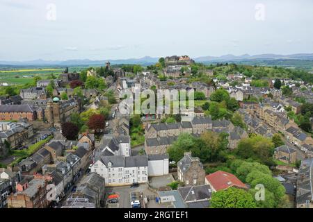 Vista aerea con droni sulla vecchia cittadina di Stirling guardando verso il castello Foto Stock
