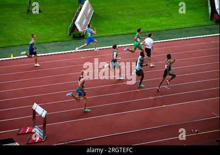 OSTRAVA, CECHIA, 27 GIUGNO 2023: 400m Men's Race Around Light and Shadow in Track and Field Event Foto Stock