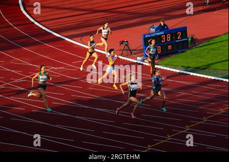 OSTRAVA, CECHIA, 27 GIUGNO 2023: 400m Female Race in Bend che mostra l'interazione tra Light and Shadow in Track and Field Race for Worlds a Budapest e. Foto Stock