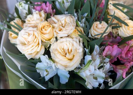 Lily degli Inca, primo piano dell'eustoma in un bouquet di compleanno Foto Stock