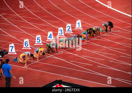 OSTRAVA, CECHIA, 27 GIUGNO 2023: Gli atleti pronti per 100 m ostacoli Race Start in pista e Field si incontrano per i Mondi di Budapest e i Giochi olimpici estivi in P Foto Stock