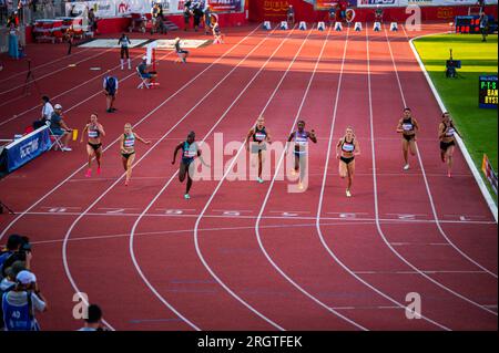 B. BYSTRICA, SLOVACCHIA, 20 LUGLIO 2023: Sprinters femminili che competono in 100m Race Under Stunning Sunset Light: Track and Field Event for Worlds in Budapes Foto Stock