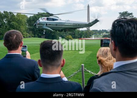 Washington, Stati Uniti. 11 agosto 2023. I sostenitori del presidente degli Stati Uniti Joe Biden guardano come Marine One, con il presidente Biden a bordo, solleva il South Lawn della Casa Bianca a Washington, DC, USA, l'11 agosto 2023. Il presidente Biden partirà per trascorrere il fine settimana a Rehoboth Beach, Delaware. Credito: Abaca Press/Alamy Live News Foto Stock