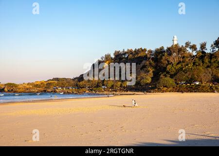 Yamba, città costiera australiana nella regione della Clarence Valley, spiaggia Turners e faro di Yamba, New South Wales, Australia, giorno d'inverno 2023 Foto Stock