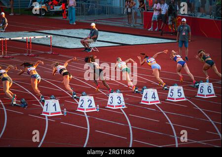 B. BYSTRICA, SLOVACCHIA, 20 LUGLIO 2023: Sprinters femminile Kick Off 100m Race dal punto di partenza a Track and Field Meet for Worlds a Budapest e S Foto Stock