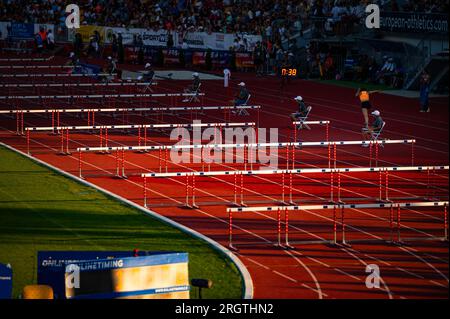 B. BYSTRICA, SLOVACCHIA, 20 LUGLIO 2023: Ostacoli ambientati prima dell'evento Track and Field inizia per i Mondi di Budapest e i Giochi di Parigi Foto Stock
