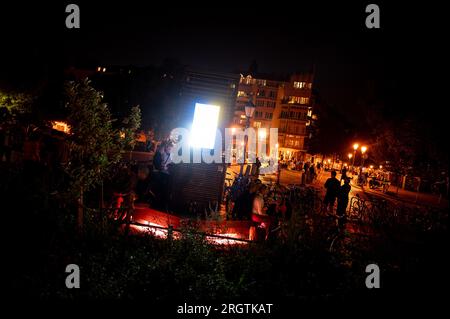 Berlino, Germania. 11 agosto 2023. Il distretto di Friedrichshain-Kreuzberg sta testando un misuratore acustico di allarme sul ponte Admiralsbrücke che indica livelli di rumore eccessivi con un semaforo rosso. Il quartiere berlinese di Friedrichshain-Kreuzberg, particolarmente popolare tra i festaioli, vuole utilizzare un nuovo metodo per garantire che le persone che festeggiano per le strade siano più tranquille e meno fastidiose per i residenti. Credito: Fabian Sommer/dpa/Alamy Live News Foto Stock