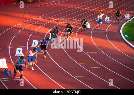 B. BYSTRICA, SLOVACCHIA, 20 LUGLIO 2023: Uomini Sprinters set per la 200m Race, circondato da Golden Evening Light, in Track and Field Contest for Worlds i Foto Stock